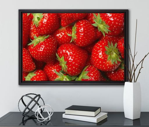 Leckere frische Erdbeeren auf Leinwandbild gerahmt mit Kirschblüten