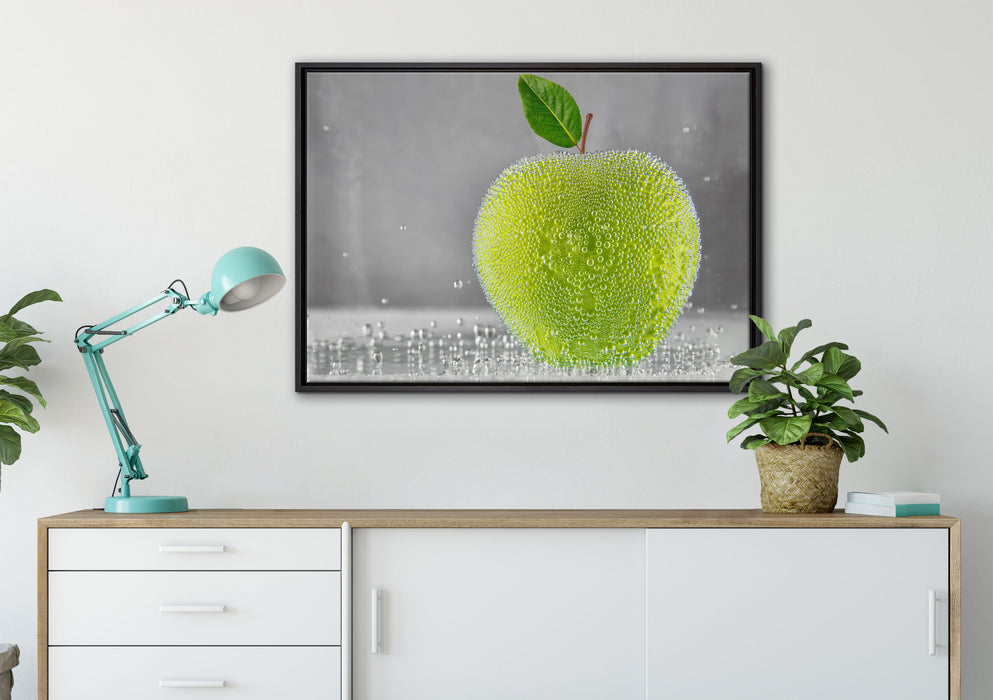 Grüner leckerer Apfel im Wasser auf Leinwandbild gerahmt verschiedene Größen im Wohnzimmer