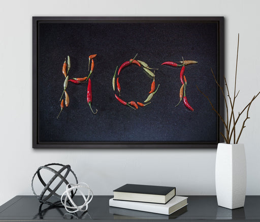 Chilis zu dem Wort Hot geformt auf Leinwandbild gerahmt mit Kirschblüten