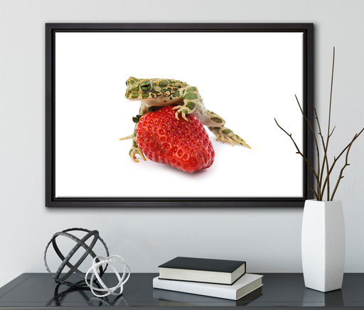Kleiner Frosch sitzt auf Erdbeere auf Leinwandbild gerahmt mit Kirschblüten