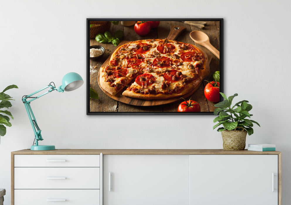 Pizza mit Salami und Tomaten auf Leinwandbild gerahmt verschiedene Größen im Wohnzimmer