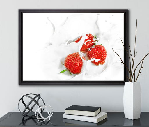 Leckere Erdbeeren in Milch auf Leinwandbild gerahmt mit Kirschblüten