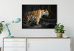 Tiger auf Leinwandbild gerahmt verschiedene Größen im Wohnzimmer