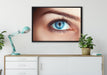 Auge einer Frau auf Leinwandbild gerahmt verschiedene Größen im Wohnzimmer