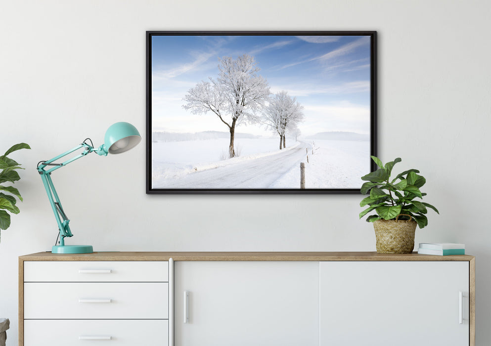 Baum im Schnee auf Leinwandbild gerahmt verschiedene Größen im Wohnzimmer