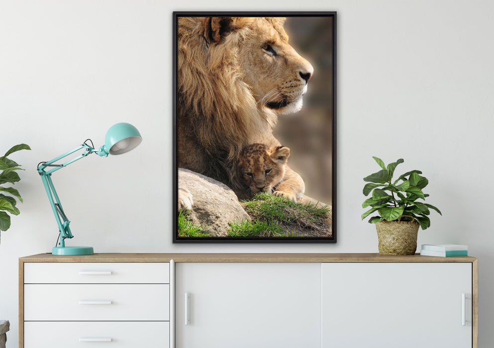 Löwe mit Löwenbaby auf Leinwandbild gerahmt verschiedene Größen im Wohnzimmer