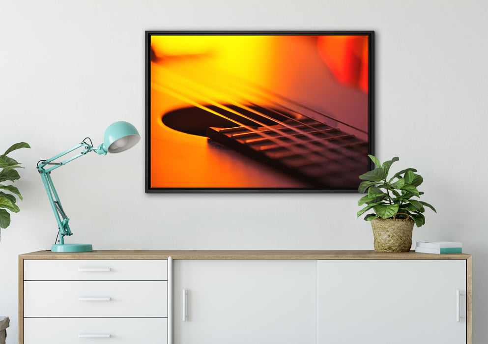 Gitarrensaiten auf Leinwandbild gerahmt verschiedene Größen im Wohnzimmer