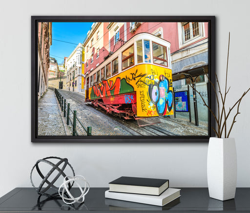 Besprühte S-Bahn auf Leinwandbild gerahmt mit Kirschblüten