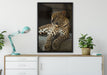 Majestätischer Leopard auf Leinwandbild gerahmt verschiedene Größen im Wohnzimmer