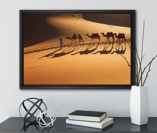 Kamelkarawane in der Wüste auf Leinwandbild gerahmt mit Kirschblüten