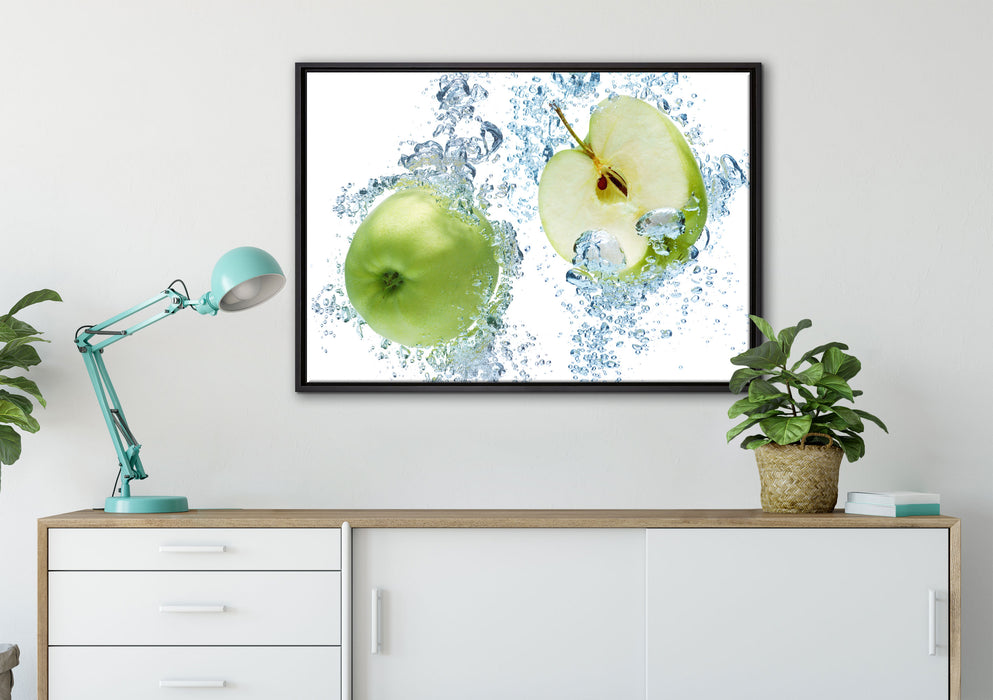 Frische Apfelscheiben im Wasser auf Leinwandbild gerahmt verschiedene Größen im Wohnzimmer