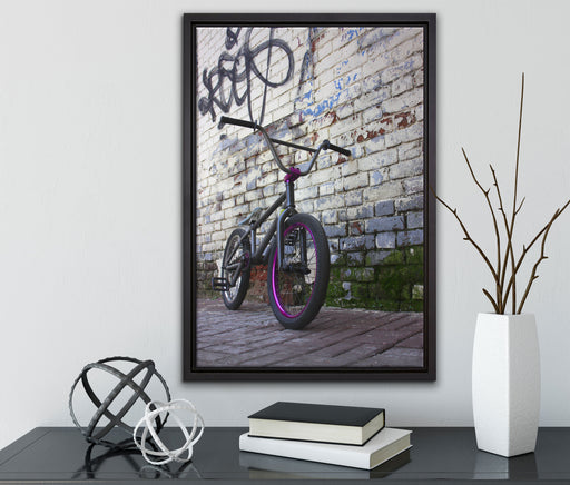 Fahrrad vor Graffitiwand auf Leinwandbild gerahmt mit Kirschblüten