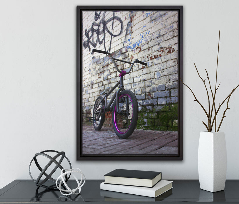 Fahrrad vor Graffitiwand auf Leinwandbild gerahmt mit Kirschblüten