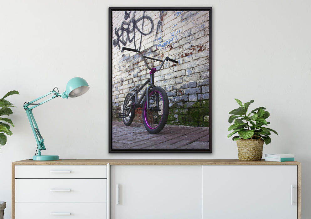 Fahrrad vor Graffitiwand auf Leinwandbild gerahmt verschiedene Größen im Wohnzimmer