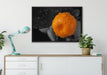 Orange mit Wassertropfen auf Leinwandbild gerahmt verschiedene Größen im Wohnzimmer
