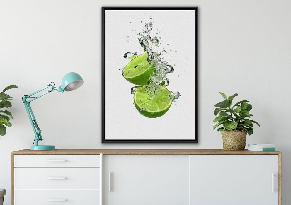 Leckere grüne Limetten im Wasser auf Leinwandbild gerahmt verschiedene Größen im Wohnzimmer