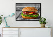 appetitlicher Cheeseburger auf Leinwandbild gerahmt verschiedene Größen im Wohnzimmer