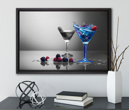 Blauer leckerer Cocktail auf Leinwandbild gerahmt mit Kirschblüten