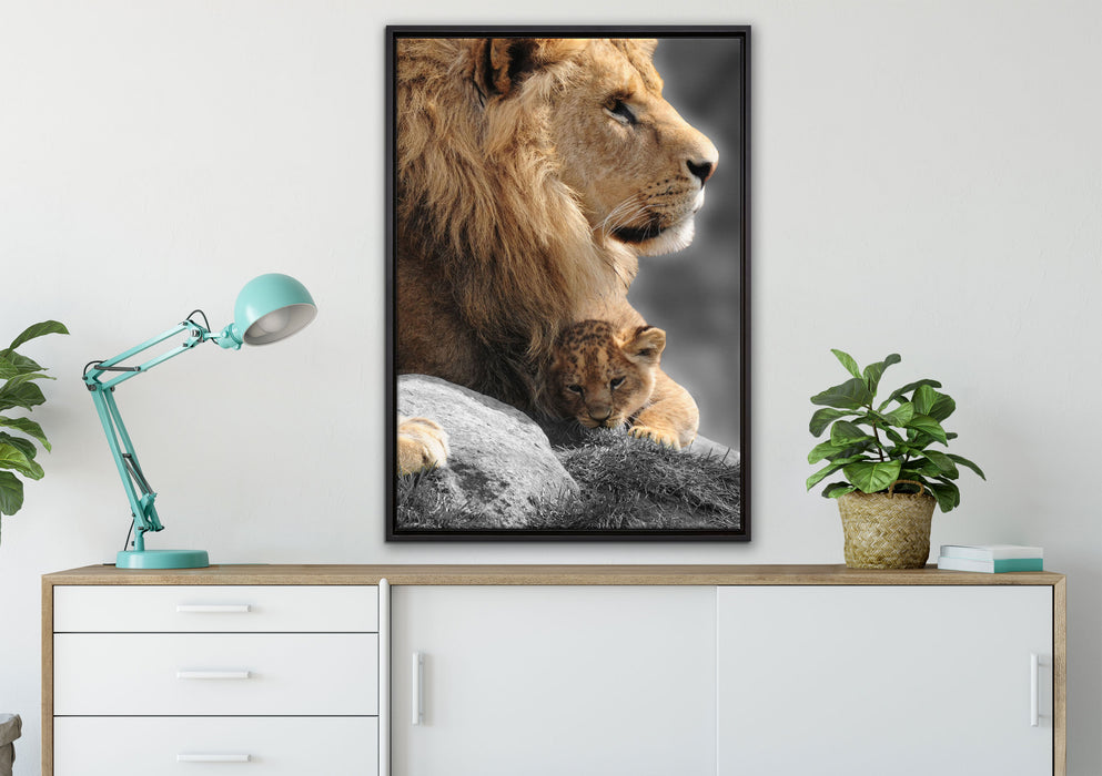 Löwe mit Löwenbaby auf Leinwandbild gerahmt verschiedene Größen im Wohnzimmer