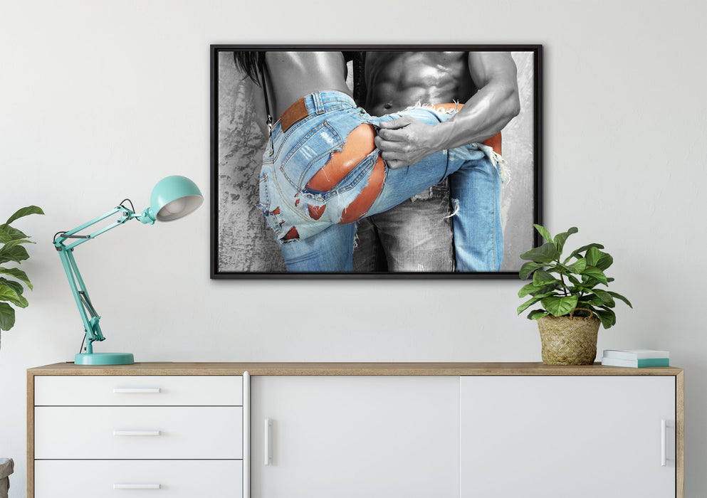 Frau in aufgerissener Jeans auf Leinwandbild gerahmt verschiedene Größen im Wohnzimmer