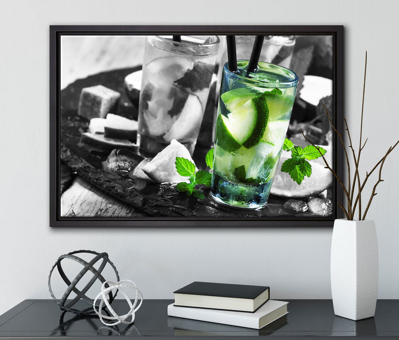 Caipirinhacocktails auf Tablett auf Leinwandbild gerahmt mit Kirschblüten