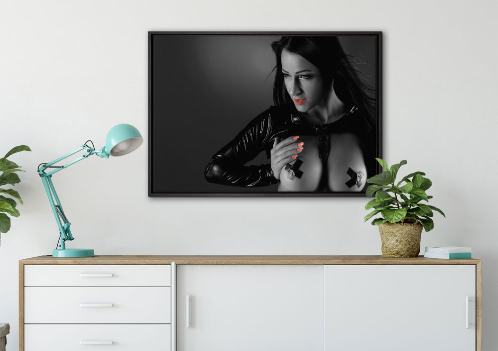 schwarzhaarige sexy Frau auf Leinwandbild gerahmt verschiedene Größen im Wohnzimmer