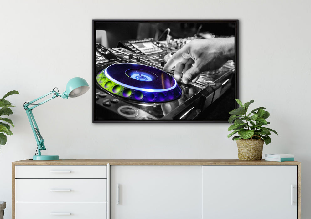 DJ bei der Arbeit am Plattenteller auf Leinwandbild gerahmt verschiedene Größen im Wohnzimmer