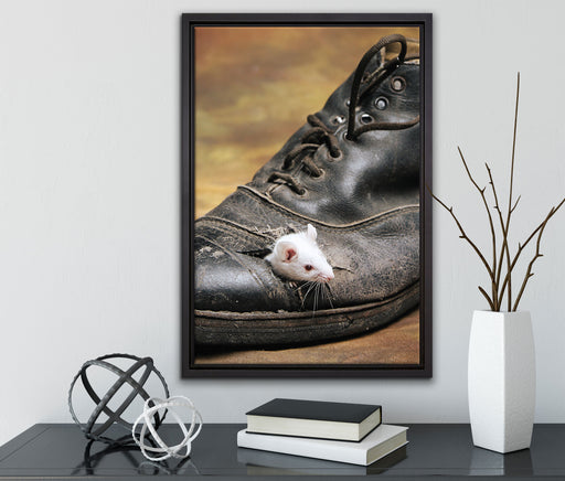 Maus im schwarzen Schuh auf Leinwandbild gerahmt mit Kirschblüten