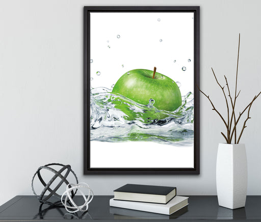 Grüner Apfel fällt ins Wasser auf Leinwandbild gerahmt mit Kirschblüten