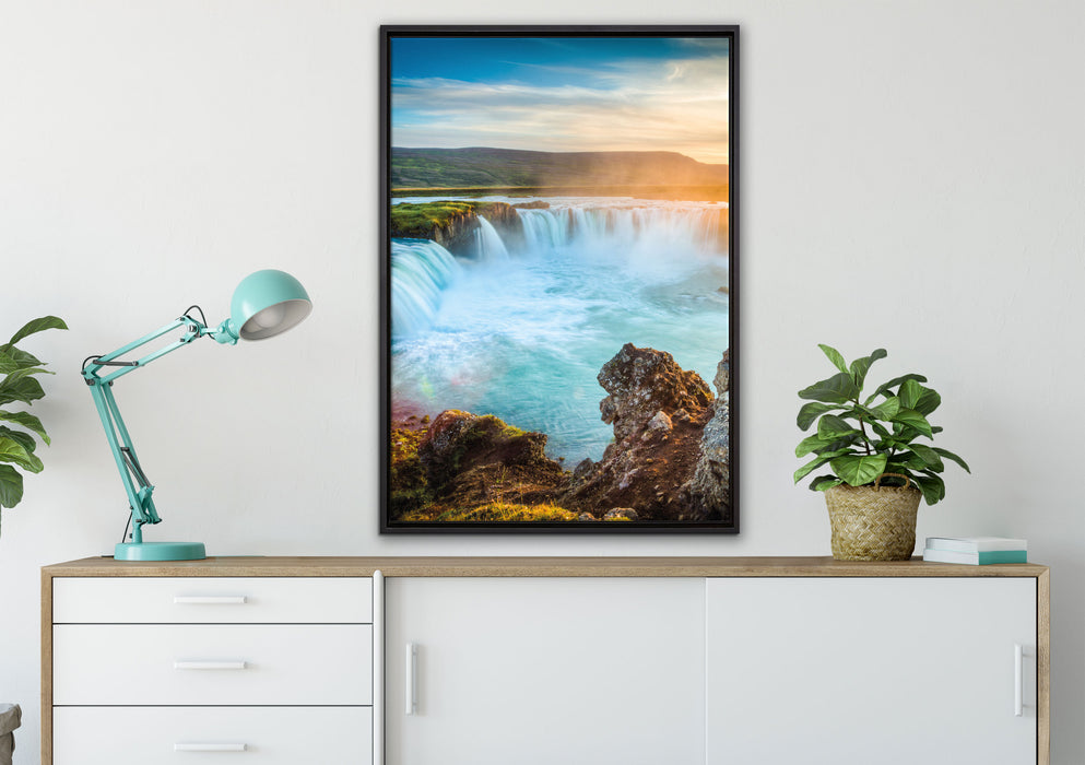 Wasserfall im Sonnenschein auf Leinwandbild gerahmt verschiedene Größen im Wohnzimmer