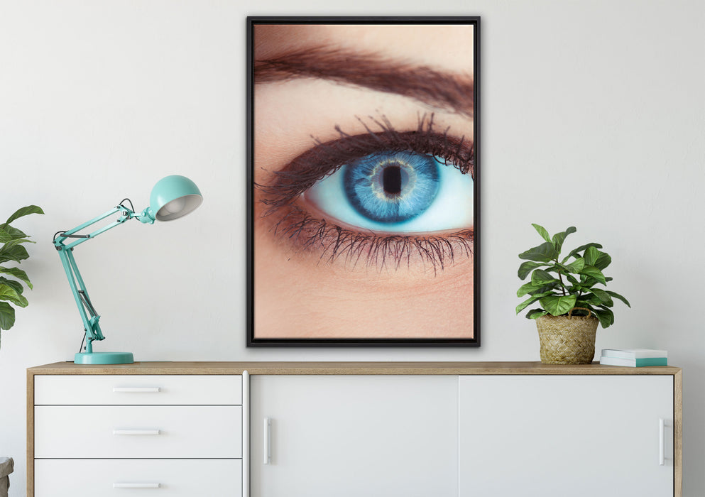 Auge einer Frau auf Leinwandbild gerahmt verschiedene Größen im Wohnzimmer