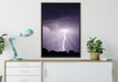 Einschlagender Blitz schwarz weiß auf Leinwandbild gerahmt verschiedene Größen im Wohnzimmer