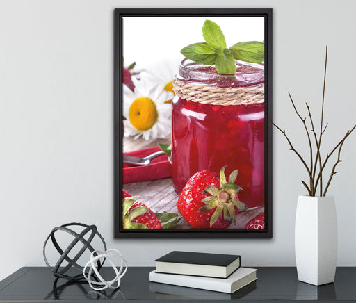 Glas mit Erdbeeren auf Leinwandbild gerahmt mit Kirschblüten