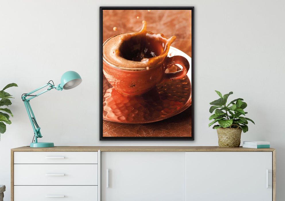 Kaffee spritzt aus Tasse auf Leinwandbild gerahmt verschiedene Größen im Wohnzimmer