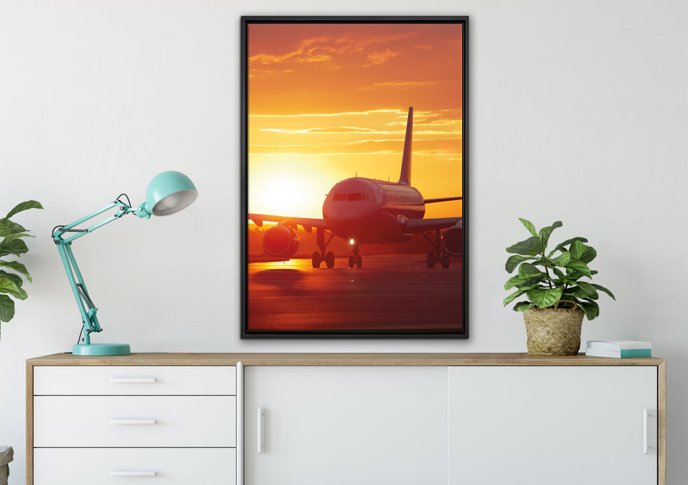 Flugzeug im Sonnenuntergang auf Leinwandbild gerahmt verschiedene Größen im Wohnzimmer