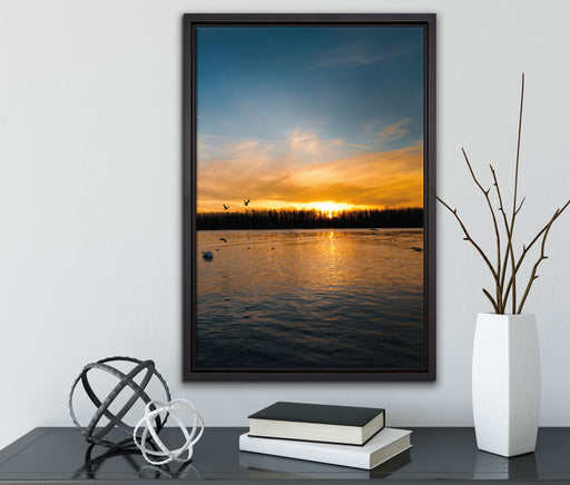 Schwäne im Sonnenuntergang auf Leinwandbild gerahmt mit Kirschblüten