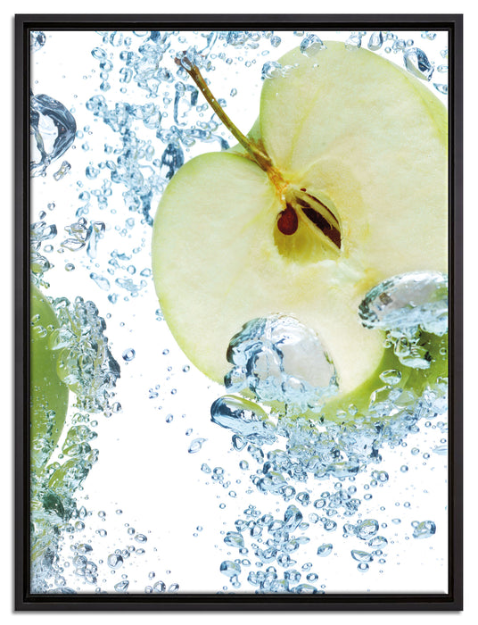 Frische Apfelscheiben im Wasser auf Leinwandbild gerahmt Größe 80x60