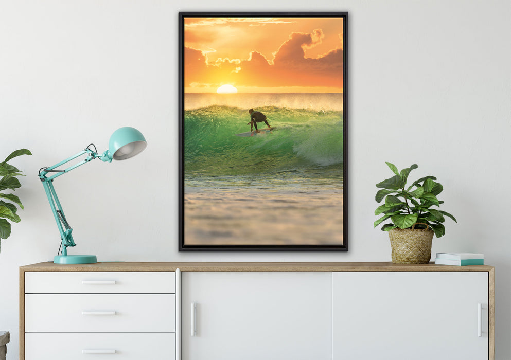 Surfen im Sonnenuntergang auf Leinwandbild gerahmt verschiedene Größen im Wohnzimmer