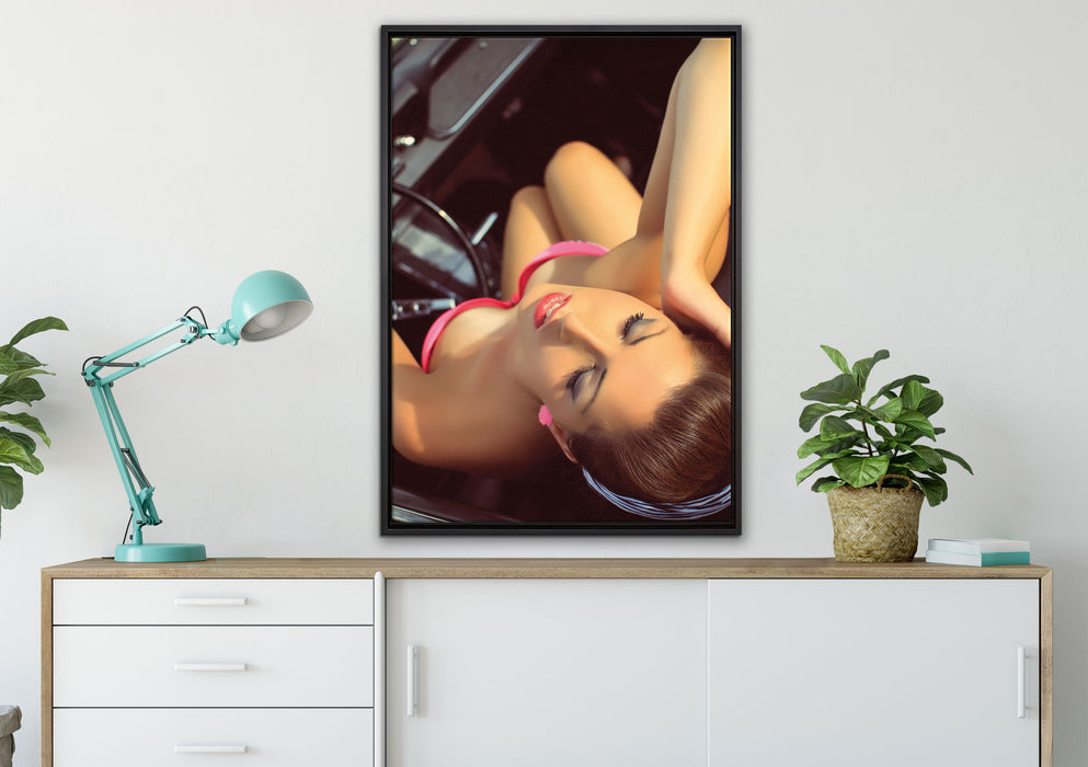 Pinup Girl auf Leinwandbild gerahmt verschiedene Größen im Wohnzimmer