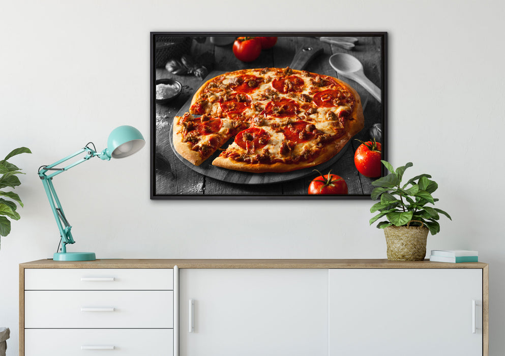 Salamipizza frisch aus dem Ofen auf Leinwandbild gerahmt verschiedene Größen im Wohnzimmer