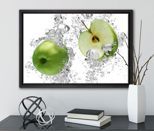 saftig grüne Äpfel im Wasser auf Leinwandbild gerahmt mit Kirschblüten