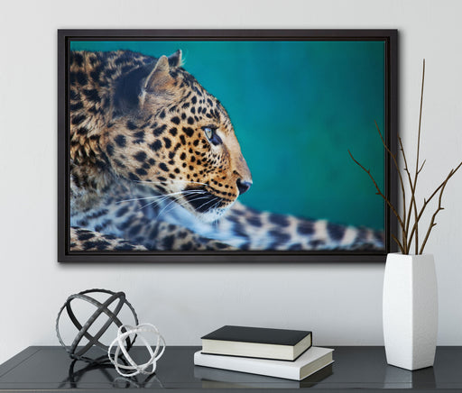 Wachsamer Gepard auf Leinwandbild gerahmt mit Kirschblüten