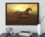 Rennendes Wildpferd auf Leinwandbild gerahmt mit Kirschblüten