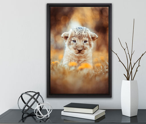 Niedliches Löwenbaby auf Leinwandbild gerahmt mit Kirschblüten