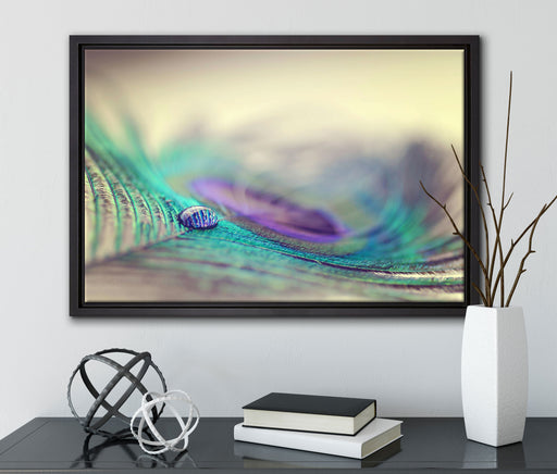 Pfauenfeder Detailaufnahme auf Leinwandbild gerahmt mit Kirschblüten