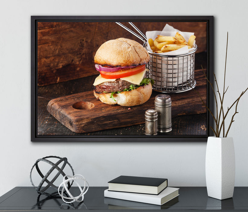 Cheesburger mit Pommes auf Leinwandbild gerahmt mit Kirschblüten