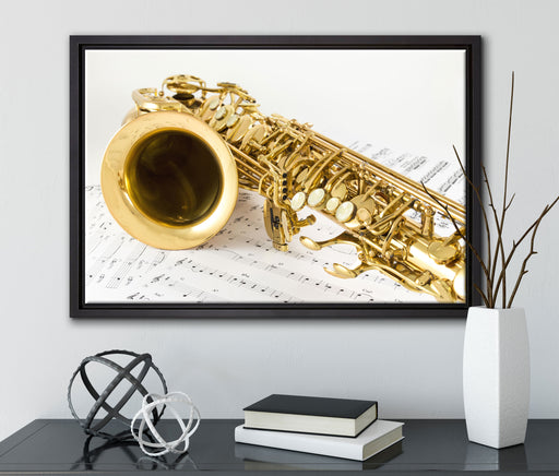 Saxophon auf Notenpapier auf Leinwandbild gerahmt mit Kirschblüten