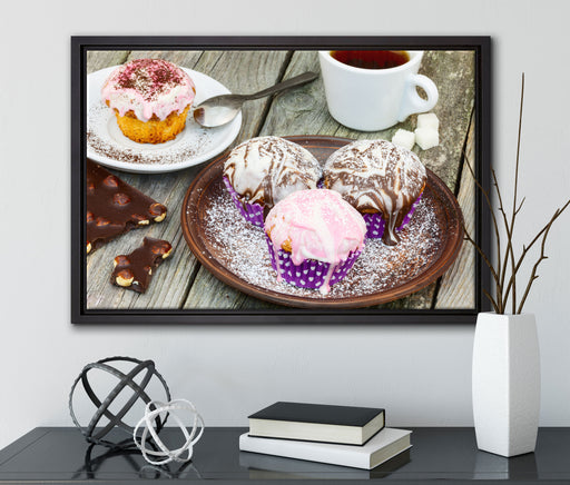 Köstliche Cupcakes auf Leinwandbild gerahmt mit Kirschblüten