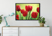 Rote Tulpen mit Tropfen bedeckt auf Leinwandbild gerahmt verschiedene Größen im Wohnzimmer