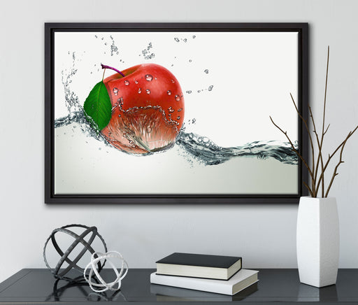 Köstlicher Apfel fällt ins Wasser auf Leinwandbild gerahmt mit Kirschblüten